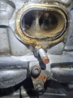 Auslass Kanäle voller Öl-Wasser gemisch