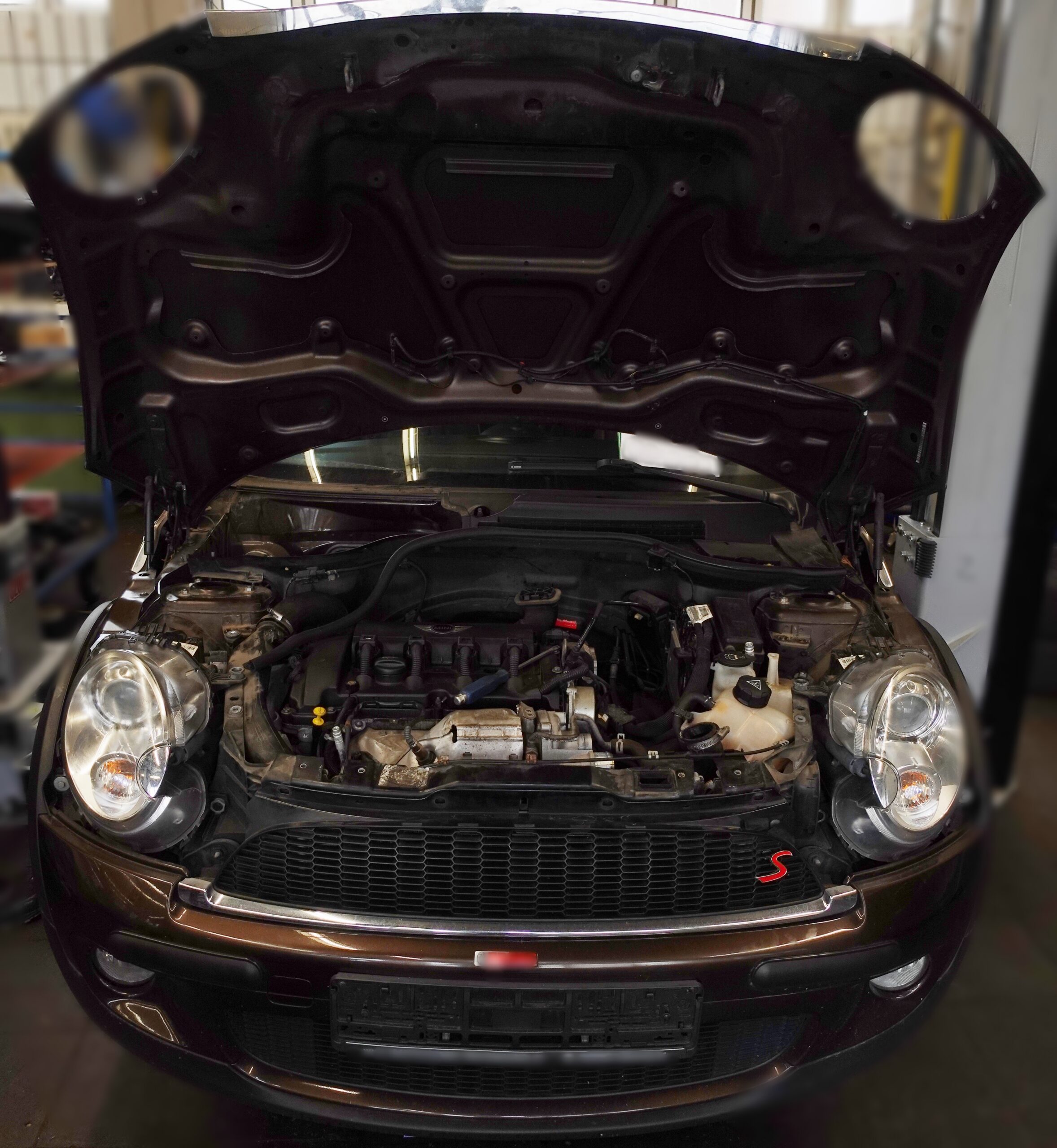 Steuerkettenriss in einem Mini / BMW Motor