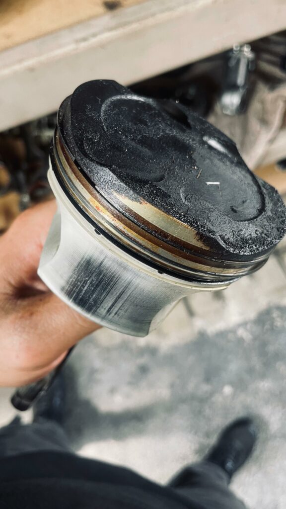 Mittlere Riefen am Kolben (Kolbenhemd) vom N63 Motor aus dem BMW M550i G30
