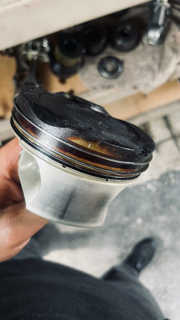 Riefen am Kolben (Kolbenhemd) vom N63 Motor aus dem BMW M550i G30
