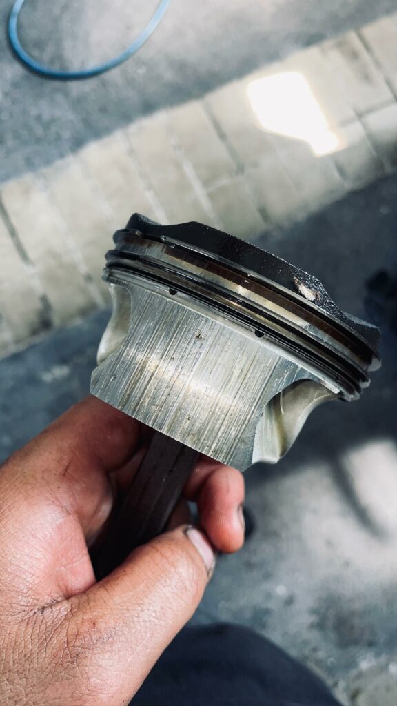 Starke Riefen am Kolben (Kolbenhemd) vom N63 Motor aus dem BMW M550i G30