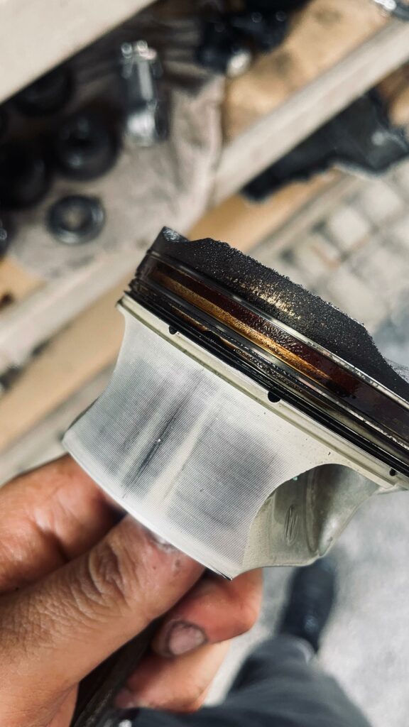 leichte Riefen am Kolben (Kolbenhemd) vom N63 Motor aus dem BMW M550i G30