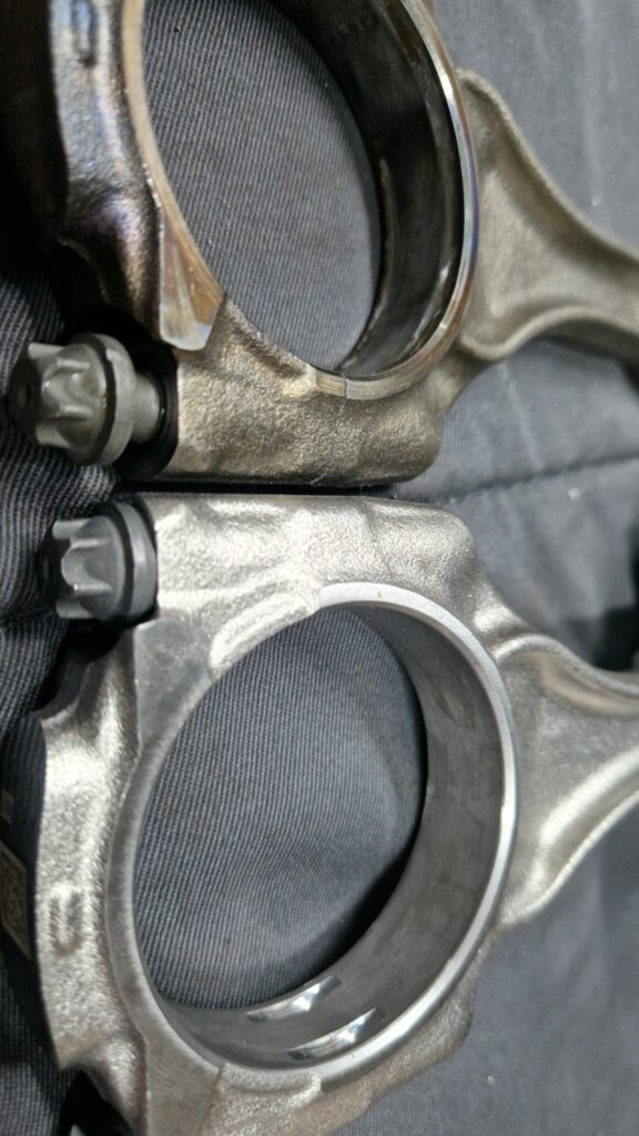 Kaputter und Neuer Pleuellager nebeneinander aus S63 B44 Motor von BMW