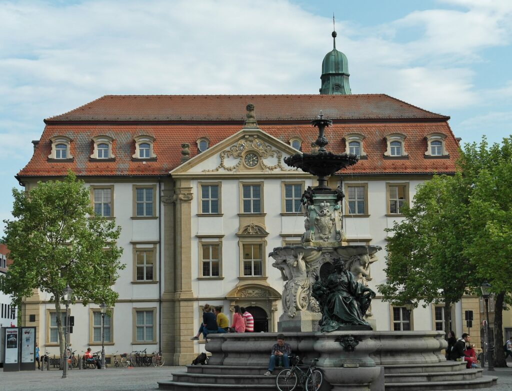 Erlangen, Paulibrunnen, Bild von -Rita- auf Pixabay