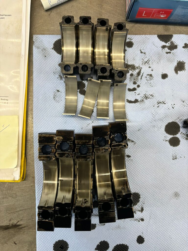 Abgenutzte Haupt- und Pleuellagerschalen im N47 D20 C Motor aus dem BMW 320 Touring F31
