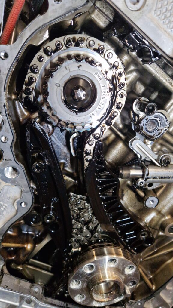 Gerissene Steuerkette im N57D30A motor aus dem BMW X3 xDrive30 F25