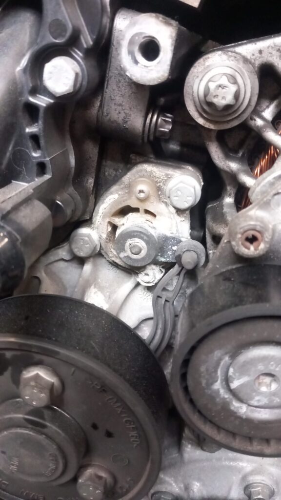 Schaden an der Wasserpumpe durch Undichtigkeit am B57D30 Motor aus dem BMW 540d G31