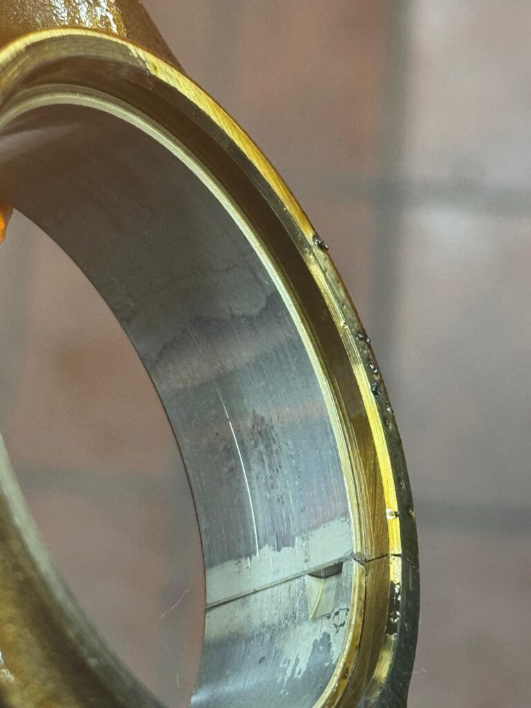 Abgenutzte Pleuellagerschalen aus dem N62 aus dem BMW 645Ci 2