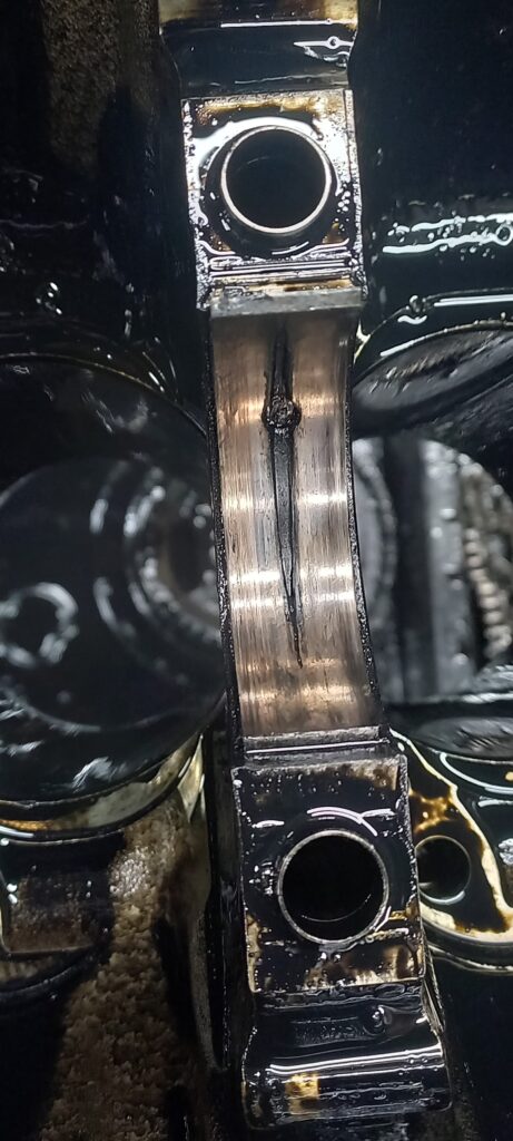 Sehr stark verschlissene Hauptlagerschale aus dem S62