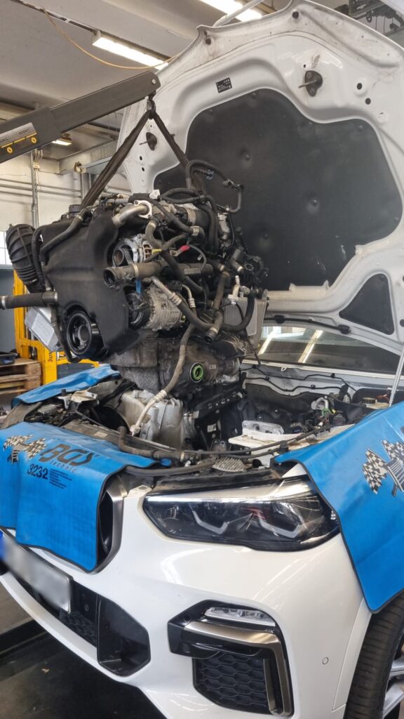 Motor Demontage beim BMW X5 M50d