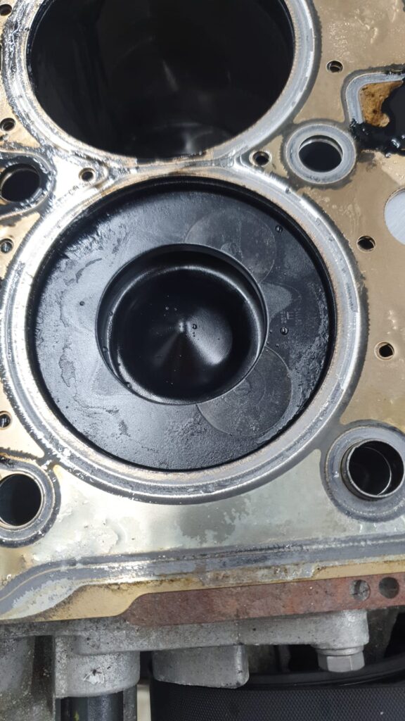 Aufgeschlagene Ventile auf den Kolben beim N57