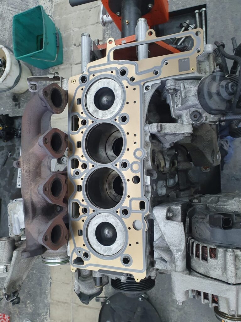 Gereinigte und mit neuer Zylinderkopfdichtung ausgestaltet Motorblock vom N48