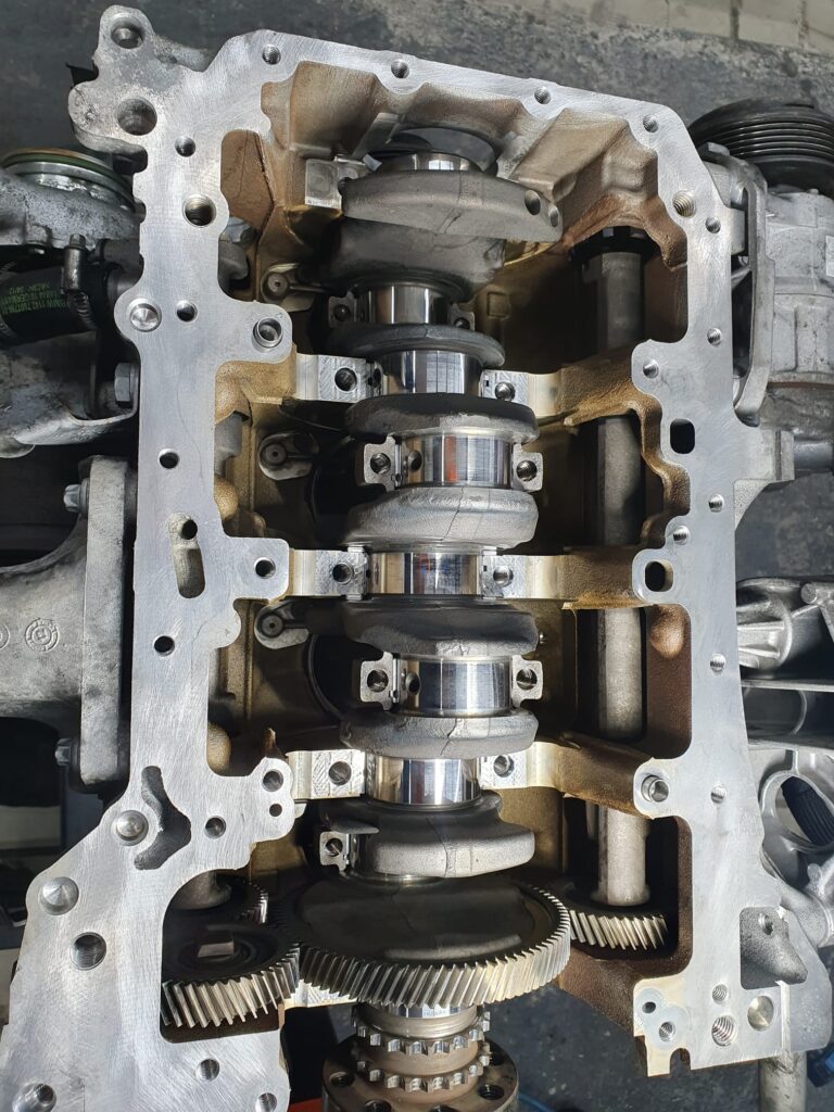 Kurbelwelle im gereinigten Motorblock N47 D20