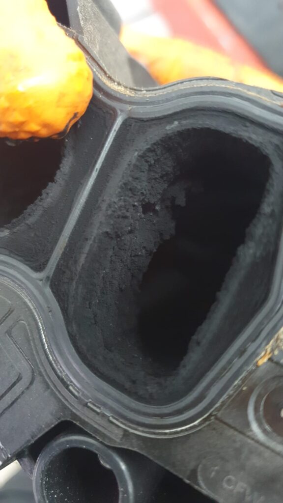 Stark verrußte Ansaugbrücke vom N47