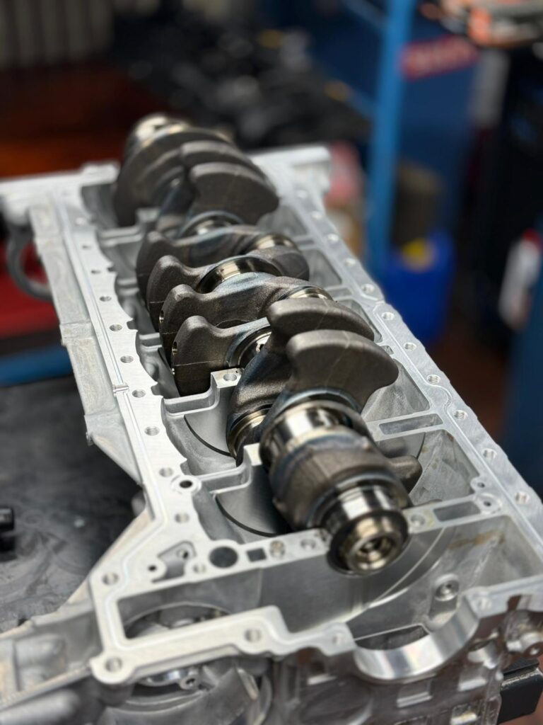 Eingesetzte Kurbelwelle im N55 B30 aus dem BMW M135i