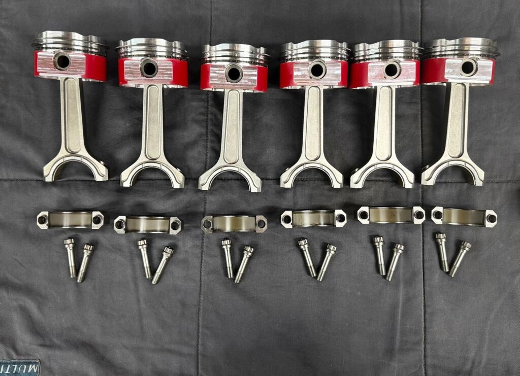 Fertig zusammengesetzte Kolben mit Pleuel für den N55B30 im M135i