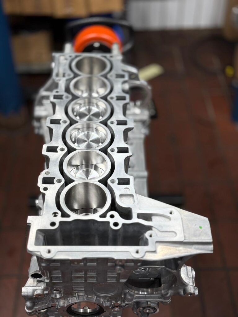 Kolben eingesetzt im N55B30 Block aus dem M135i