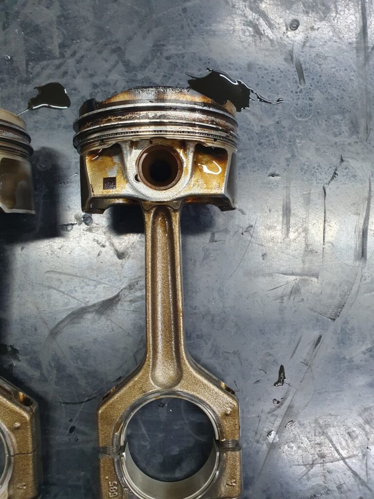 Krummer Pleuel beim N55B30 Motor aus dem BMW M135i