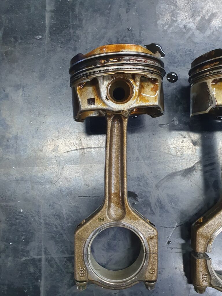 Krummer Pleuel beim N55B30 Motor aus dem BMW M135i