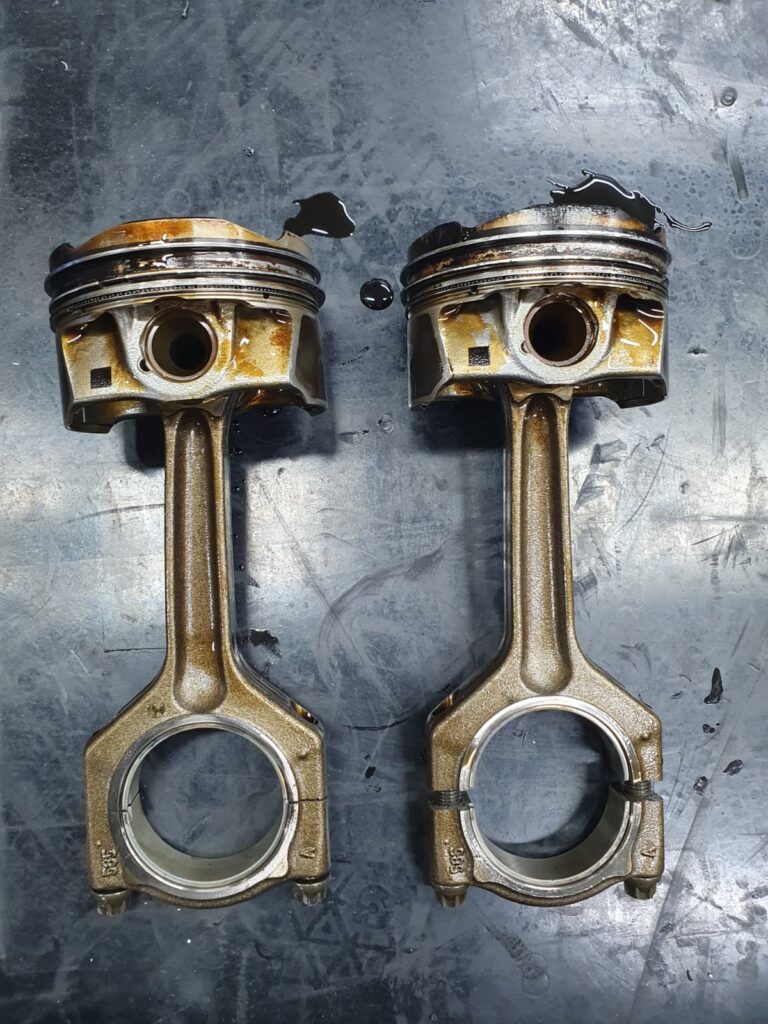 Krummer Pleuel beim N55B30 Motor aus dem BMW M135i