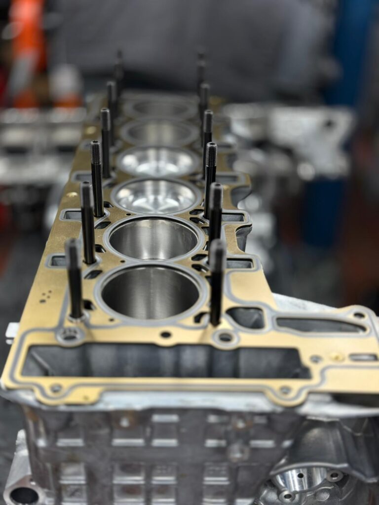 Verstärkte Stehbolzen im N55B30 aus dem M135i