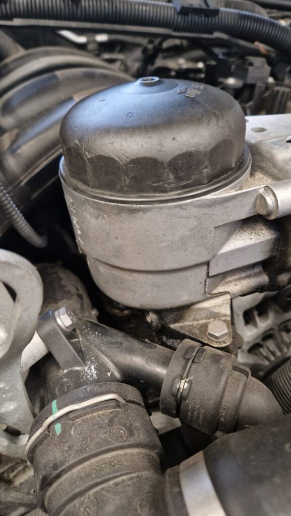 Ölfiltergehäuse beim BMW Motor