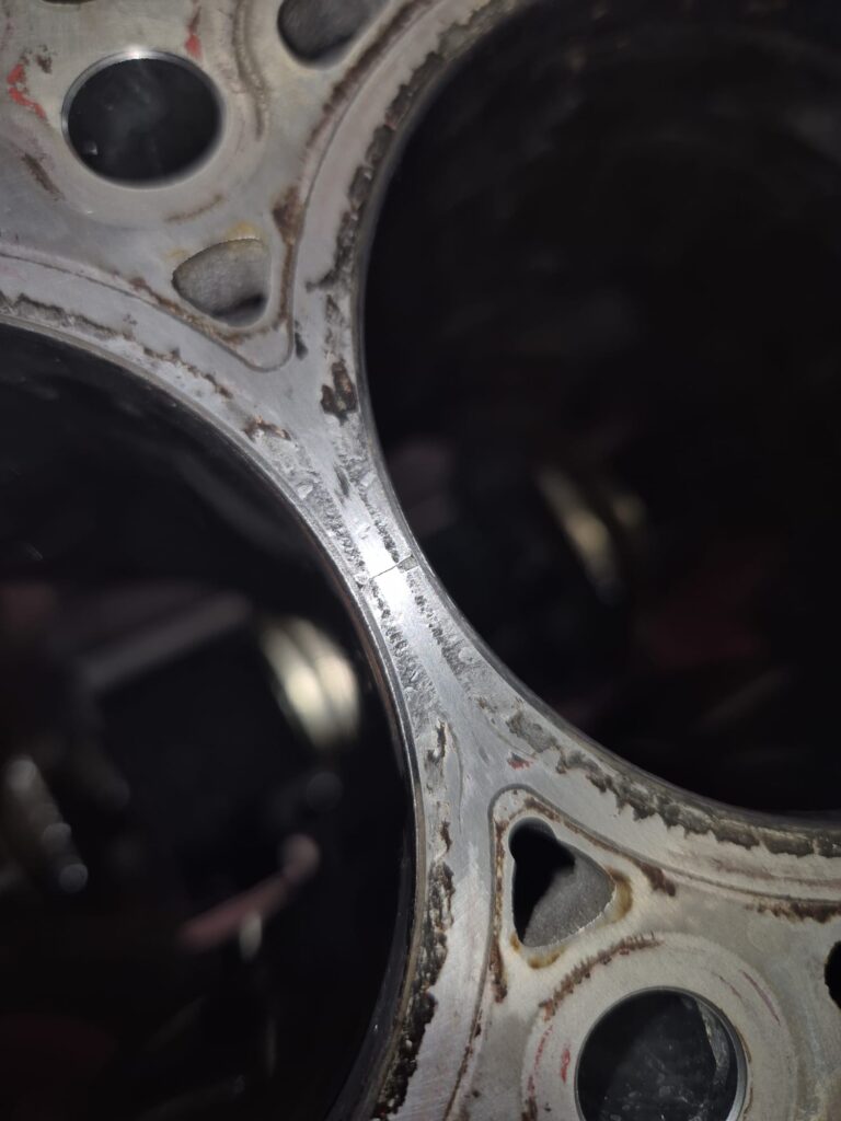 B47 Riss zwischen Zylinder - Zylinderstegbrand