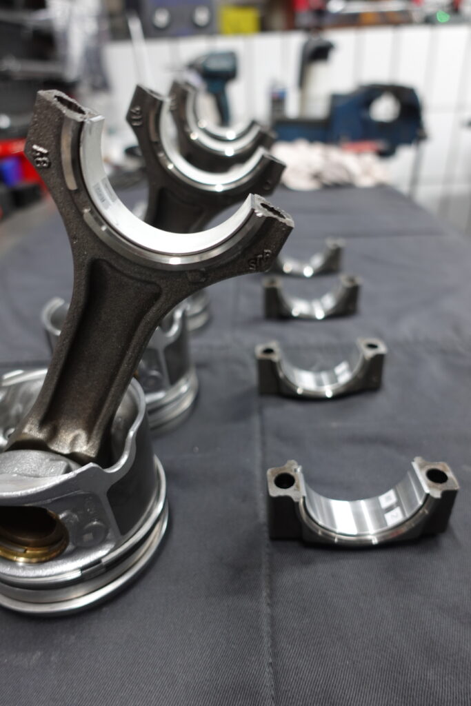 Neue Kolben mit Kolbenringe beim b47d20