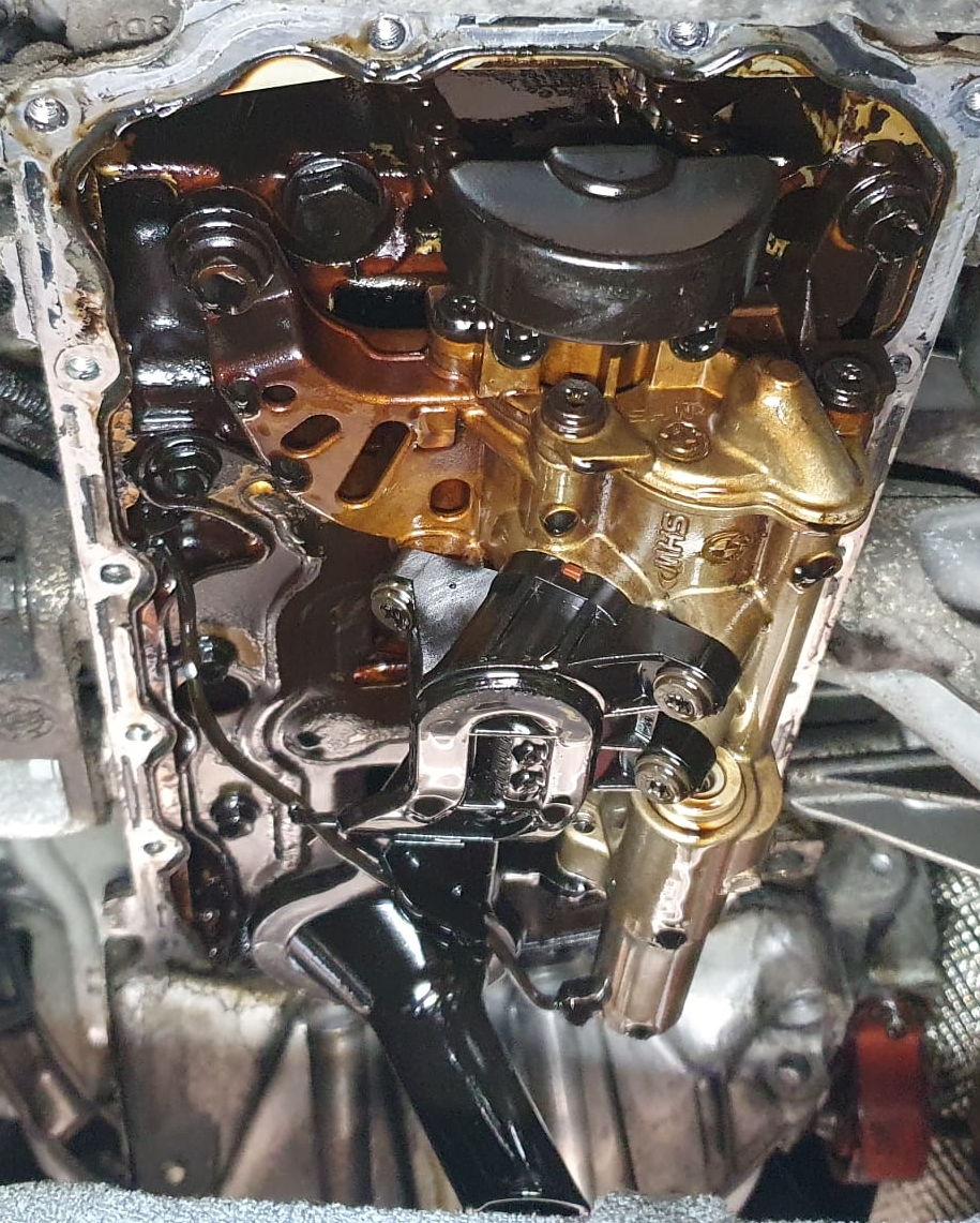 BMW 116i N13B16 – Motor von unten geöffnet